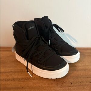 Native Chamonix Insulated waterproof Boots size 8 men’s 6 women’s New with Tag